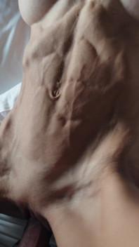 Modelo de fitness musculosa con el coño perfecto