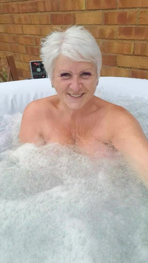 Uk Joolz: Bain à remous coquin nu