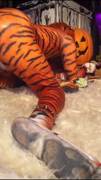 Butt Girl vs ogromne wibratory analne Cosplay Tigra Pt 1