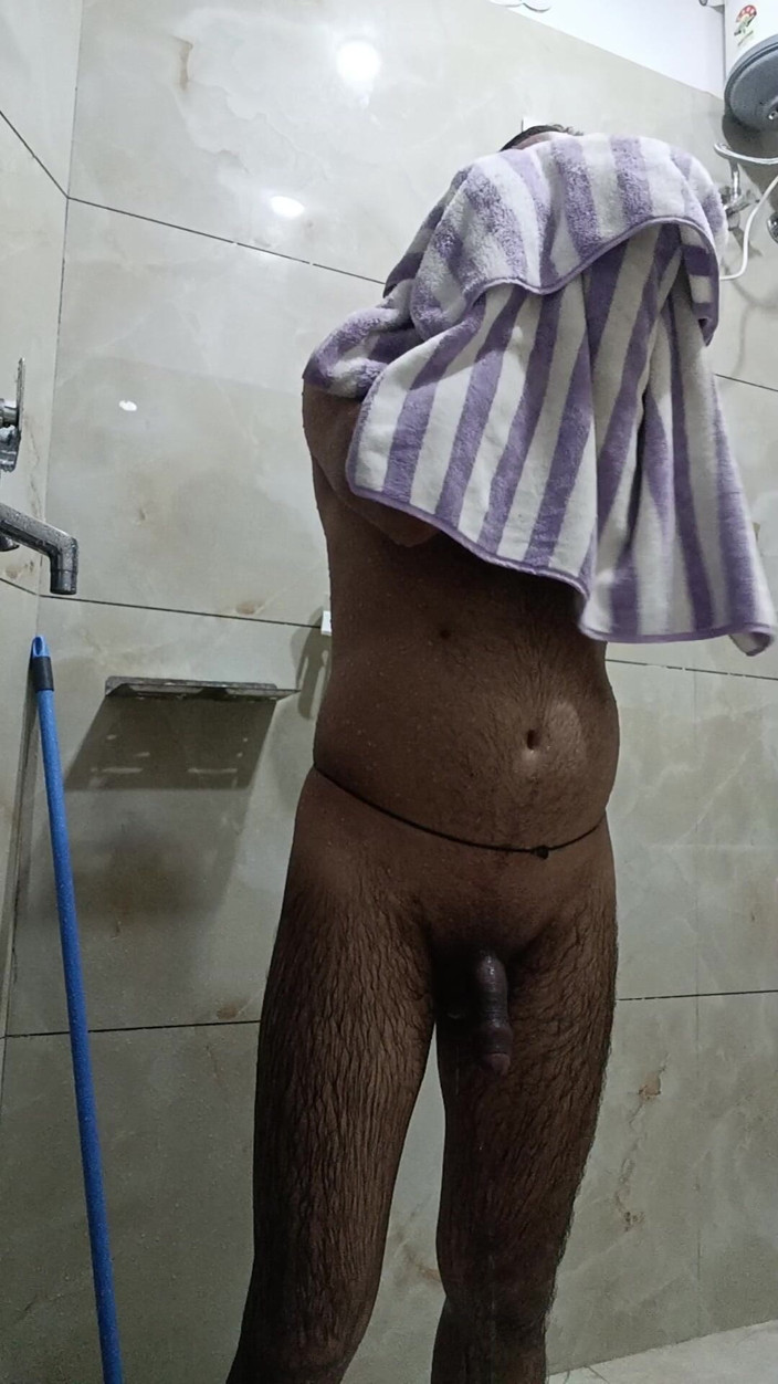 Rajasthani-old-lover: Un homme desi sexy prend une douche et fait un...