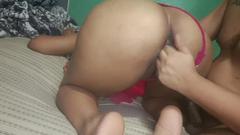 BigassMILF40: ランジェリー姿でデカ尻継母のお尻をしゃぶって捧げる