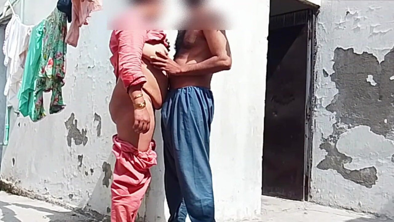 Abida sexy: Tetona india chupando polla y follada