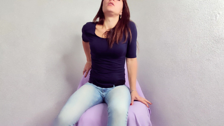 Fart queen Veronika: Pierduszki dalam seluar jeans