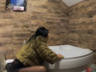 MilfyCalla: Preview-milfycalla- Pee Play in Bathtub While Wearing a Fur Coat...
