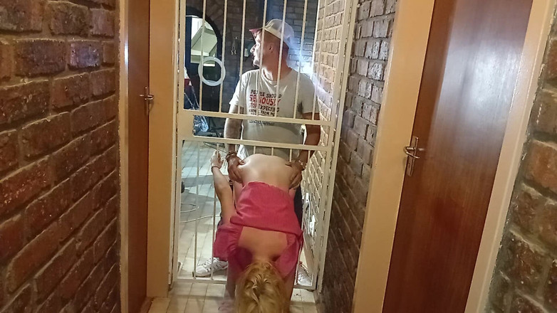 18blondteen: Chiar dacă sunt pedepsită tatăl meu vitreg nu mă poate...