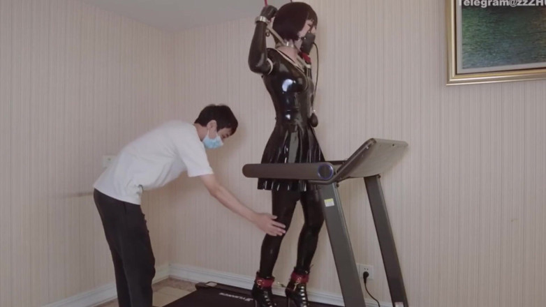 Aisan girl bondage: Mz24 - дівчина прив'язана до бігової доріжки з металевими стримуваннями та кайданами