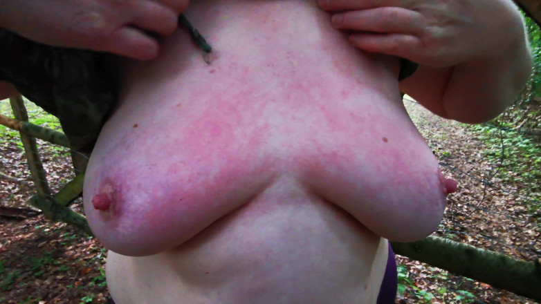 Bouncy Tits Action: Le tette nude nei boschi devono essere punite