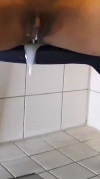Tyto dvě milfky nevlastní sestra - Čí kundička Bubbles Tvrdší plivání z kusy starého spermatu?