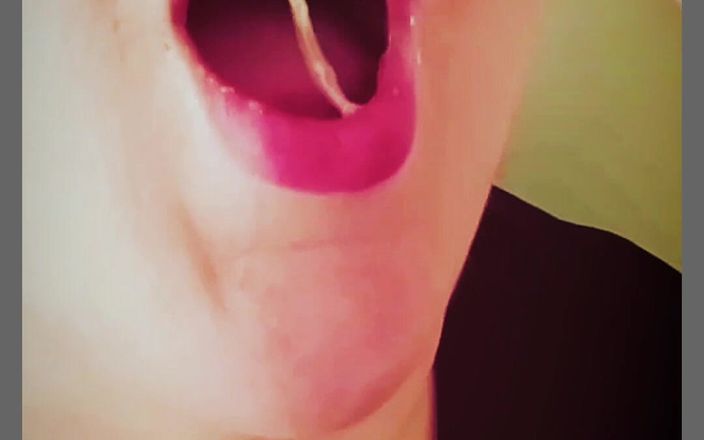 Redhead Rebel: Грязная толстушка поедает Мик, колющие сопли из шприца