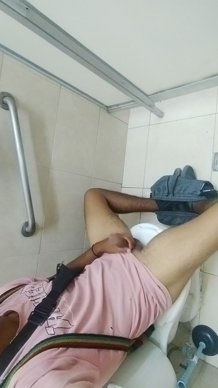 AlexAlejandro13: Мы всё ещё в общественных туалетах