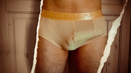 TheOldBigThing: Toucher interdit en public. Son outil est palpitant quand il...