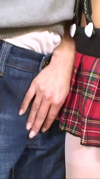 Napalona brunetka na wysokich obcasach z małymi naturalnymi piersiami i seksownym ciałem bierze ładnego twardego kutasa w swojej mokrej cipce