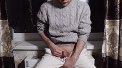 NoelDero: Genç bir adam sikini sıvazlıyor ve yüksek sesle boşalıyor