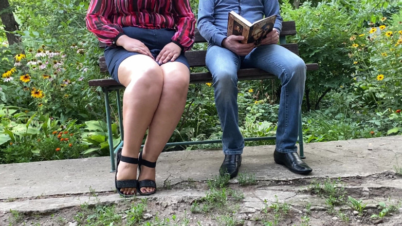 OurFetishLife: Macecha s velkým zadkem milfky čůrá vedle mě v parku na...