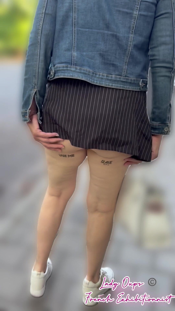 Lady Oups: Exhibition au centre-ville en micro-jupe avec plug anal dans une...