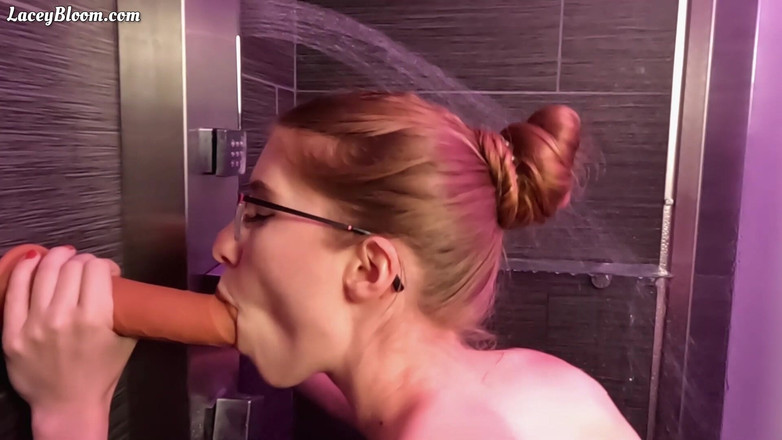 Lacey Bloom: शॉवर में डिल्डो थूक रोस्ट 1608
