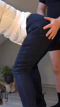 Sexig MILF i tighta jeans bubbla rumpa spanking och sperma i jeans dyrkan