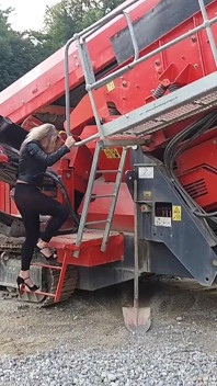 A Vovó Anda Por aí Numa Canteira De Cascalho Com Leggings Transparentes!