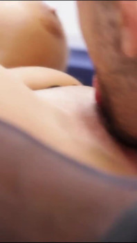 Una ragazza seducente succhia il cazzo e si fa scopare nella sua figa bagnata