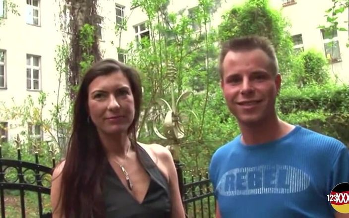 123XXX - 100% Amateurs: Горячей крошке из Германии в сексуальных черных чулках распыляют живот