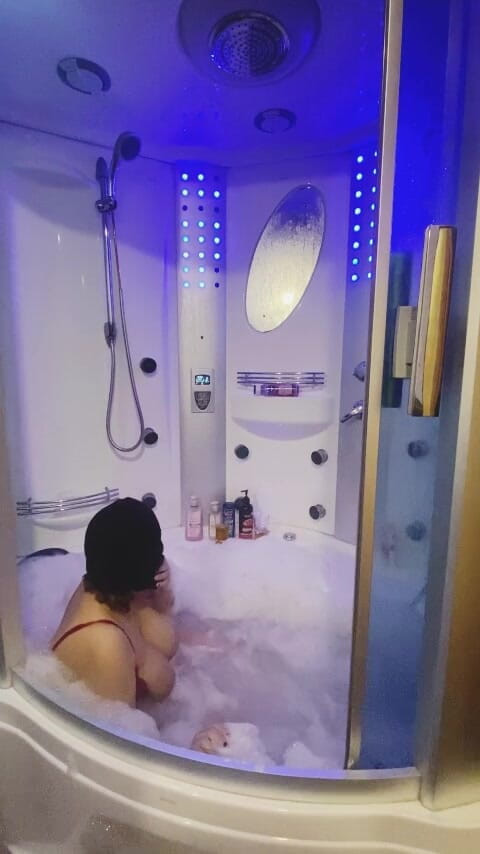 Six my and wife: Arabska zabawa pod prysznicem