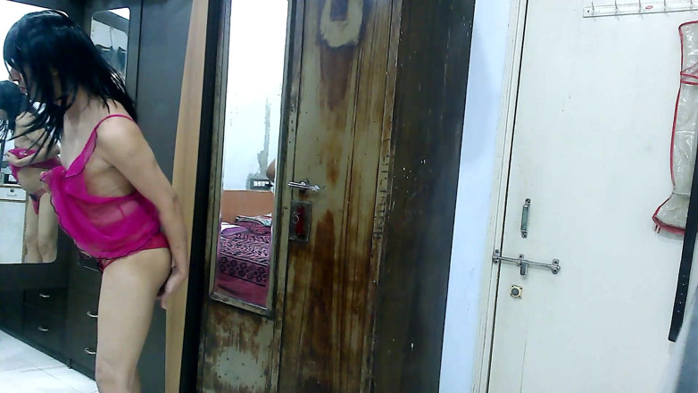 Cute & Nude Crossdresser: Transsexuală dulce efeminat femboy Sweet Lollipop într-o pulă roz drăguță și tanga.