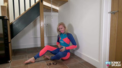 UKCuteGirl Lucy Lauren: 氯丁橡胶套装，链条和face-cum挑逗