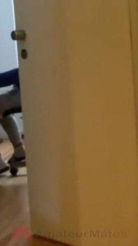 Heteroseksüel düz arkadaşımı pornoya mastürbasyon yaparken yakaladım