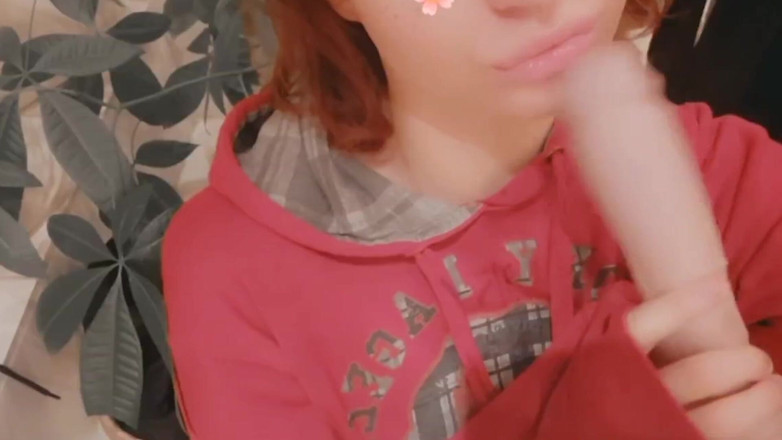 TiSIssyTi: Sissy Femboy retar dig suger dildo och spottar den