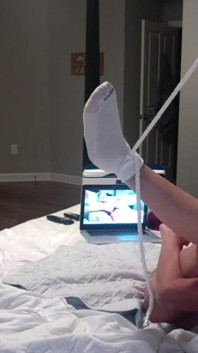 Une mamie mature sexy se masturbe pendant que son mari regarde lui caresser la bite