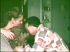 Vintage Usa: 毛茸茸的熟女喜欢取悦两个大鸡巴
