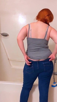 Čištění vany MILF škádlí zadek