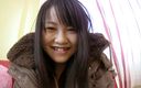 Asiatiques: Chica oriental peluda juega con el coño en el casting