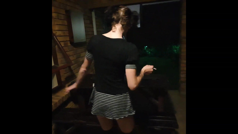 domslutfucker: Худа дівчина з косичкою курить сигарету, показуючи свою пизду