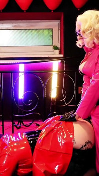 Sexo lésbico con cinturón en ropa fetiche - 2 milfs juegan