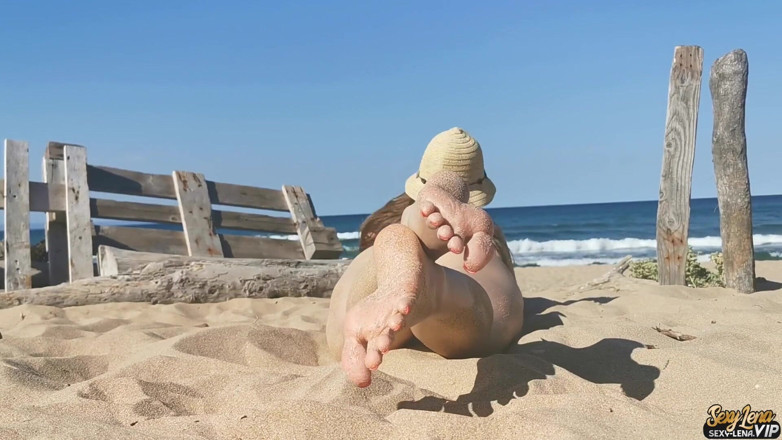 Goddess Lena: Nua na praia
