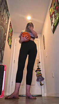 6'7 uzun boylu tanrıça tek elle basketbol meydan okuması bu büyük eller ne kadar domine edebilir?