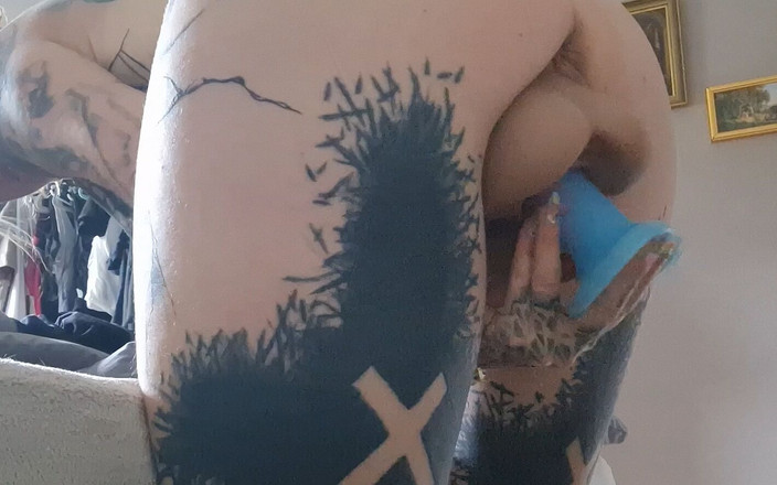 BaleaTheScarleg: Wypełniam moją cipkę fałszywą cipką i pieprzę ją dildem