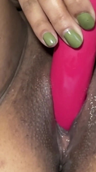 Schoonheid met een donkere huid masturbeert strakke kut in extreme close-up - nat en geil!