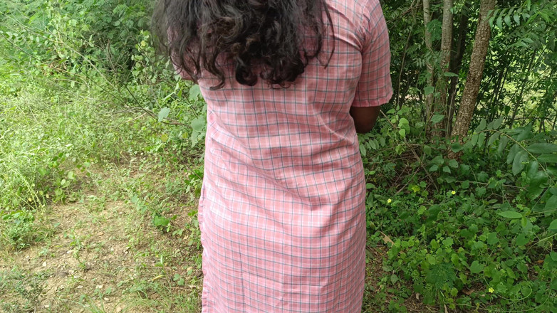 Magilmathi: Üniversite üniformalı öğrenci açık havada