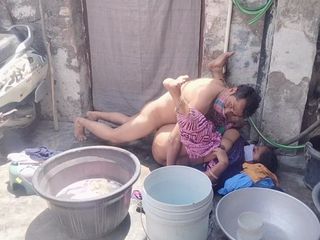 Your love geeta: Vrouw geneukt tijdens het wassen van kleren