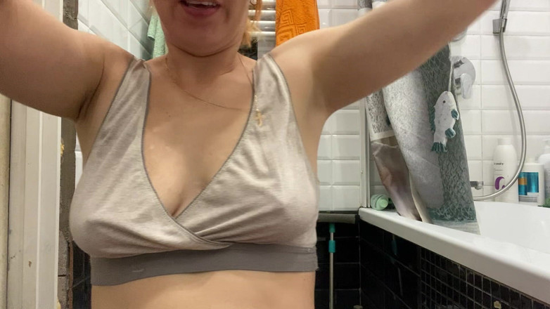 Hairy couple: Silná žena ukazuje své svaly a podpaží