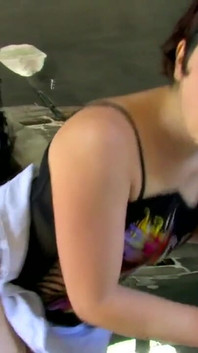 Il suo culo grosso è la mia cosa preferita. La mia sorellastra cattiva ama riprendere il porno all'aperto