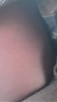 Je baise vraiment sa femme par le cul, elle sent ma bite