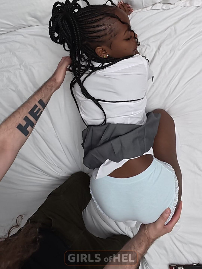 Girls of Hel: Oh, stiefdochter was een slechte meid en verdient billenkoek