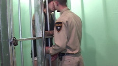 SEXUAL SIN GAY: Tetovaní muži scéna 4_face ve vězení Mezi strážcem a potetovaným kolegou