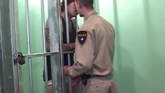 SEXUAL SIN GAY: Tetovaní muži scéna 4_face ve vězení Mezi strážcem a potetovaným kolegou