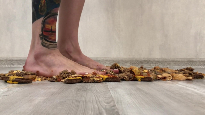 Footmodel Valery: Tatuada menina esmagando hambúrgueres Royl