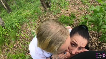 YSP Studio: Due amiche succhiano il cazzo nei boschi - pov