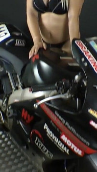 Consolador en el coño en la motocicleta